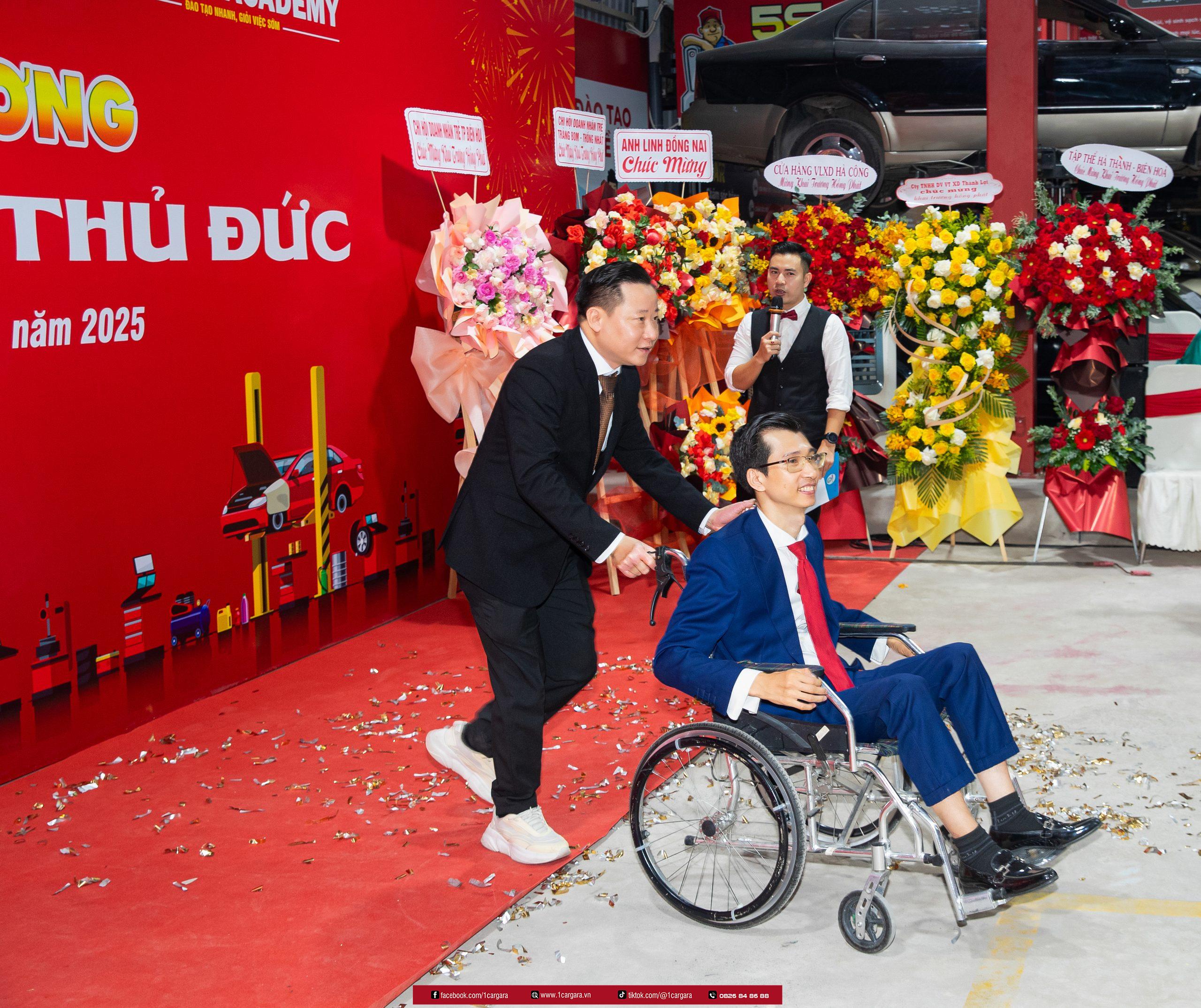 Hình ảnh Ông Trần Nhân Giáp tận tình đẩy xe lăn ông Nguyễn Ngọc Hà - Đồng sáng lập 1CAR 