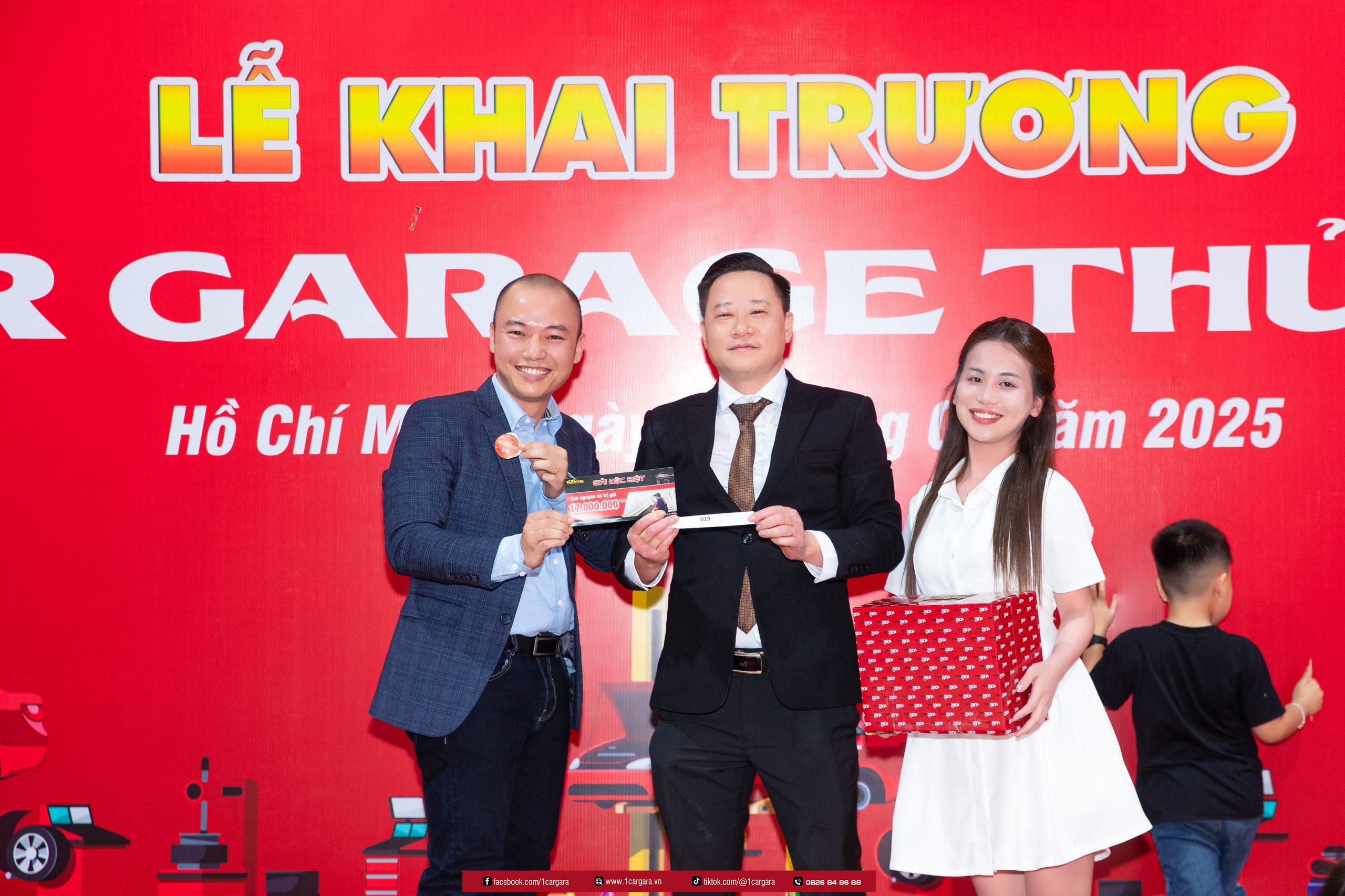 ong Tran Nhan Giap trao thuong cho chu nhan giai dac biet