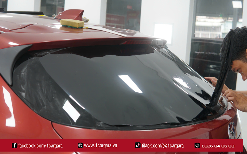 Kính ô tô ảnh hưởng trực tiếp đến tầm nhìn và an toàn