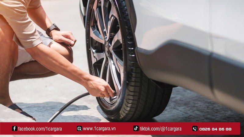 Bơm lốp đúng áp suất giúp xe vận hành êm và tiết kiệm