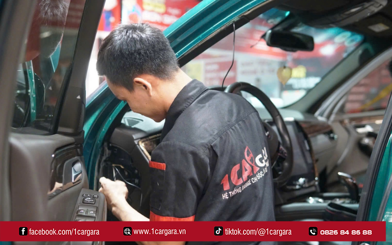 Nghề sửa chữa ô tô thu hút nhiều bạn trẻ yêu công nghệ