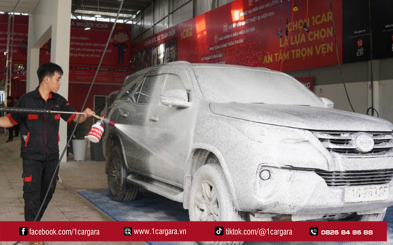 Rửa xe định kỳ giúp bảo vệ sơn và nội thất bền lâu
