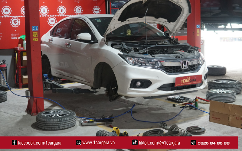 Nhiều gara cung cấp dịch vụ thay ắc quy tận nơi nhanh chóng