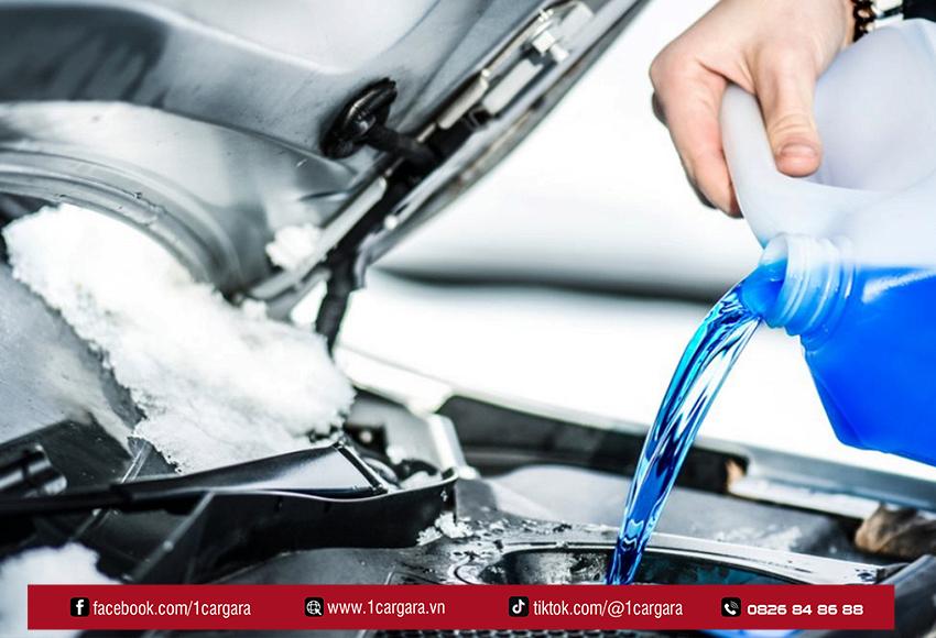 Nên dùng nước rửa kính chuyên dụng để bảo vệ kính