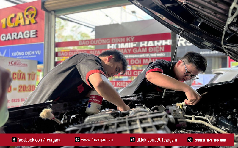 Khoang máy ô tô dễ bám bụi bẩn, dầu mỡ lâu ngày