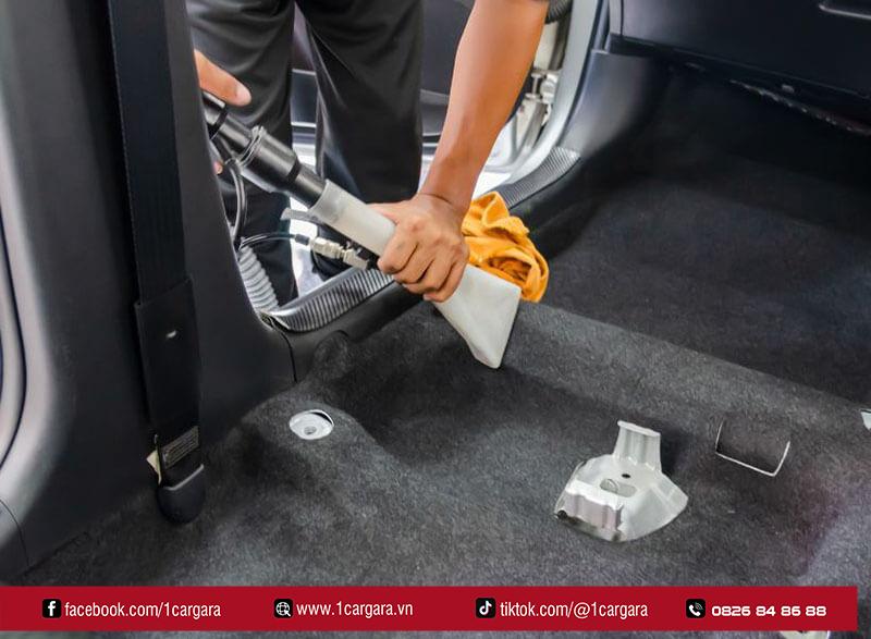 Sau khi dọn nội thất, nên mở cửa xe cho thoáng