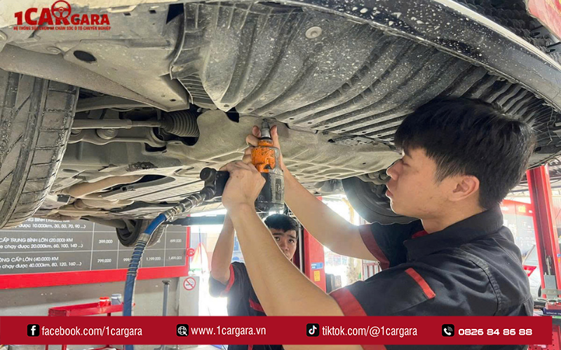 Vệ sinh gầm xe định kỳ giúp loại bỏ bùn, cát, muối