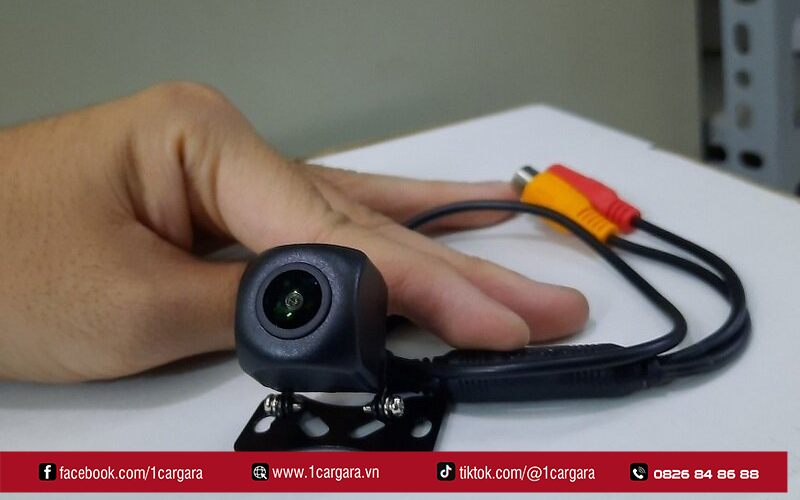 Vệ sinh định kỳ giúp camera lùi ô tô bền lâu