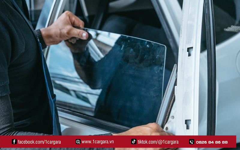 Quy trình sửa cửa kính ô tô chuyên nghiệp gồm nhiều bước chuẩn xác
