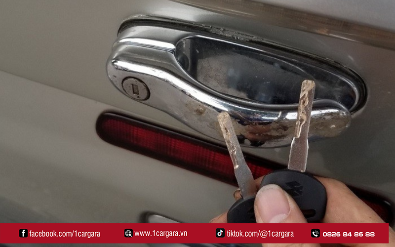 Vệ sinh và bôi trơn định kỳ giúp sửa khóa cửa hiệu quả, tiết kiệm