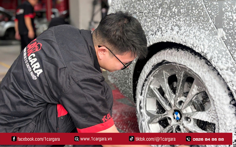 Dưỡng bóng sơn và kiểm tra lốp giúp bảo vệ xe sau rửa