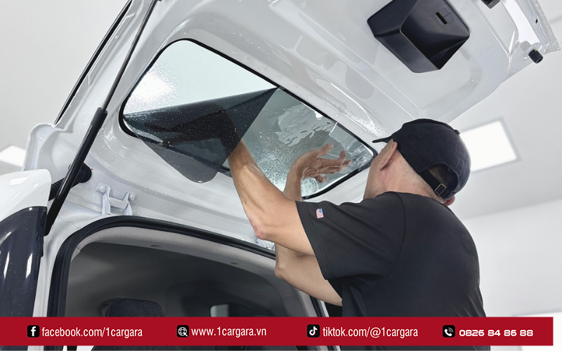 Kính xe ô tô quan trọng vì bảo vệ người lái khỏi tai nạn