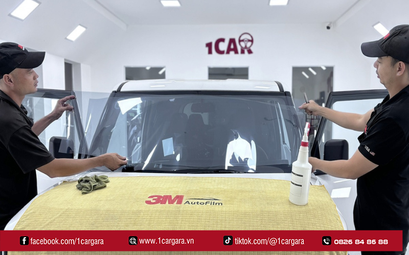 Kính chắn gió chống tia UV giúp bảo vệ da và nội thất