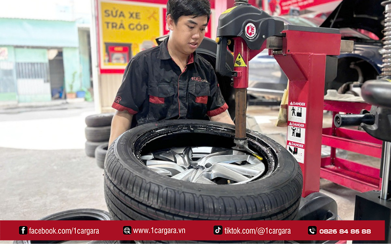 Vá lốp ô tô là sửa chữa khi lốp bị thủng