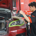 Đánh bóng kính ô tô xước giúp kính trong suốt, lái xe an toàn