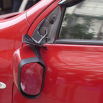 Gương chiếu hậu ô tô hỏng khiến tầm nhìn hạn chế, lái xe kém an toàn