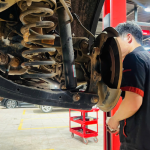 Xe rung lắc, dầu rò rỉ báo hiệu giảm xóc ô tô hỏng