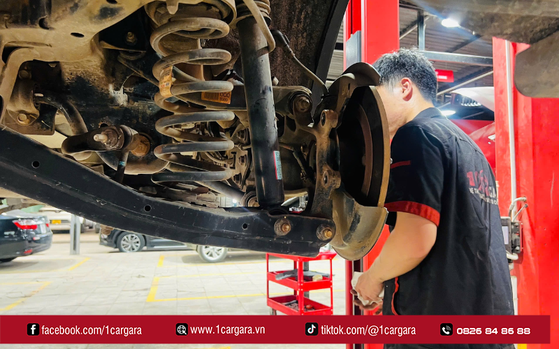 Xe rung lắc, dầu rò rỉ báo hiệu giảm xóc ô tô hỏng