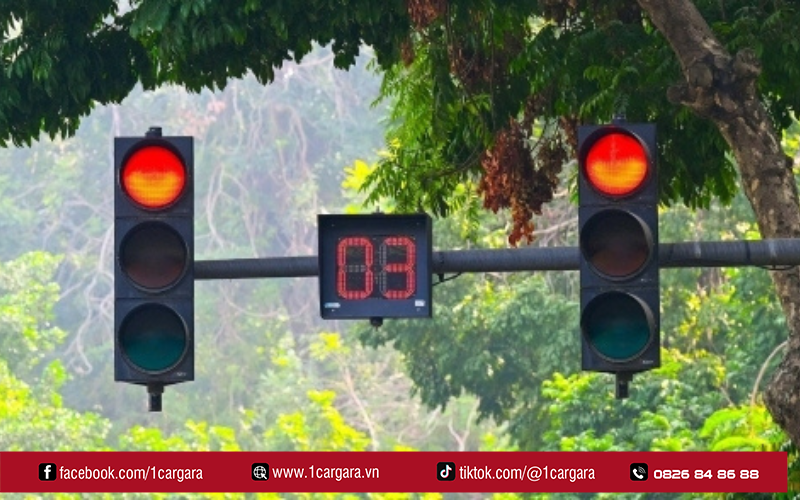 Mức phạt vượt đèn đỏ ô tô năm 2026 được siết chặt