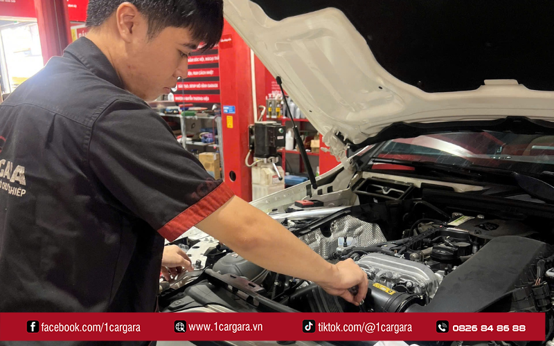 1CAR GARA thay dầu chính hãng, quy trình chuẩn, kỹ thuật viên giàu kinh nghiệm