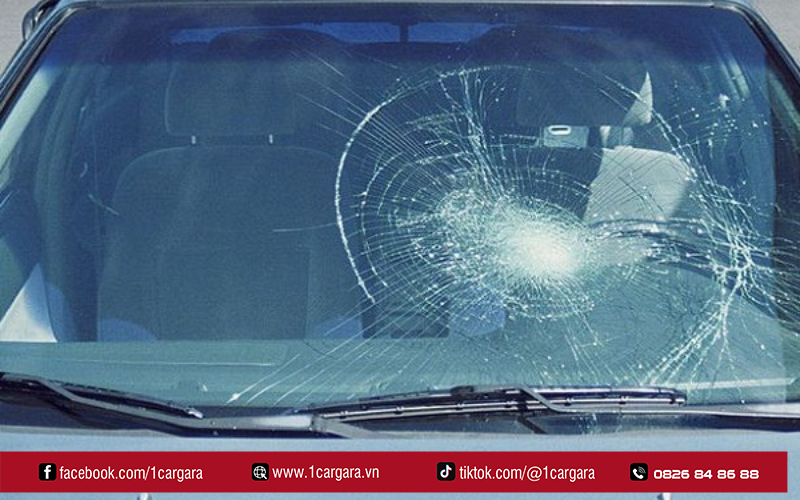 Kính chắn gió nứt cần xử lý sớm để đảm bảo an toàn