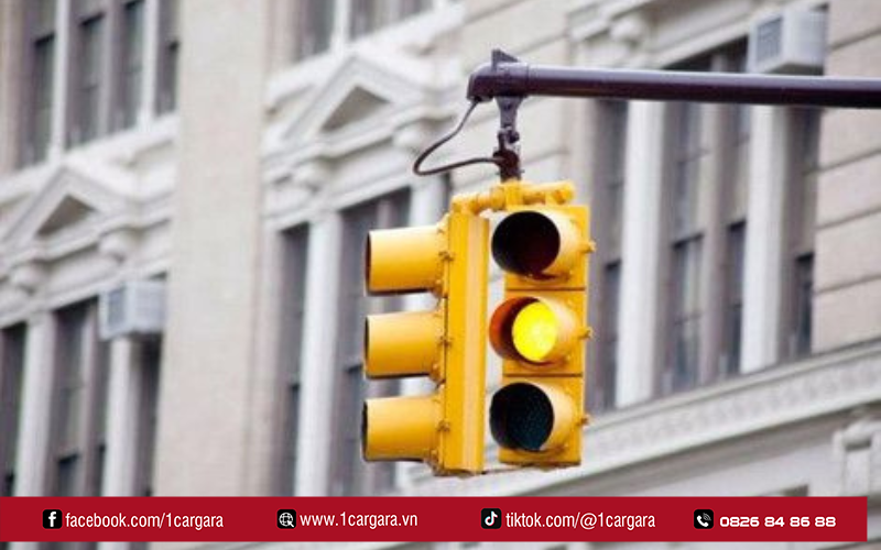 Giảm tốc độ, quan sát và dừng xe an toàn khi đèn vàng
