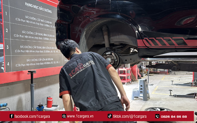 Quy trình thay má phanh Toyota gồm tháo bánh, kiểm tra, lắp mới