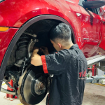 Giá thay má phanh ô tô 2026 dao động theo dòng xe