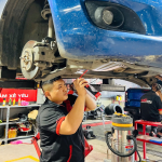 Thao tác kích đúng điểm chịu lực tránh hư hỏng khung xe