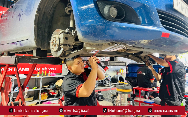 Thao tác kích đúng điểm chịu lực tránh hư hỏng khung xe