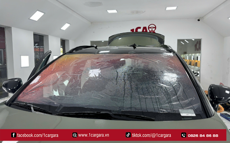 Thay kính chắn gió cần kỹ thuật cao, đảm bảo kín khít