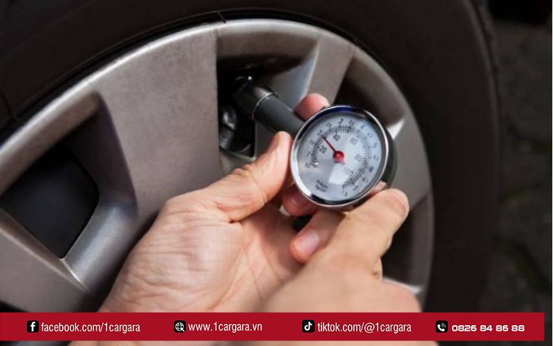 Thông số áp suất lốp chuẩn thường nằm trên khung cửa xe