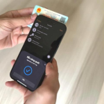 Áp camera iPhone vào chip CCCD, giữ yên vài giây xác thực