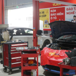 Bugi tạo tia lửa đốt cháy nhiên liệu, giúp động cơ hoạt động