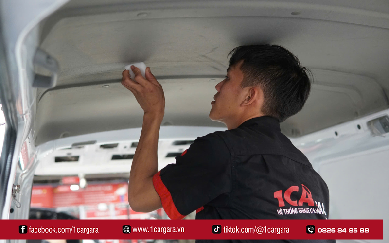 Giá vệ sinh nội thất ô tô phụ thuộc kích thước và tình trạng xe