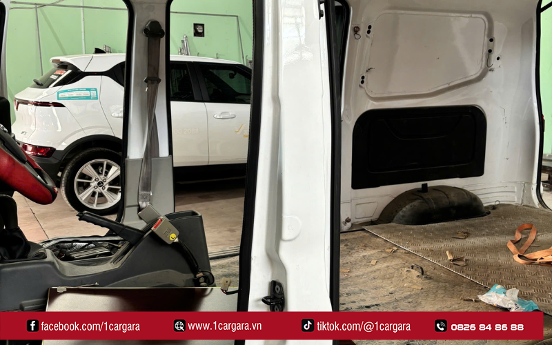 Quy trình Detailing nội thất gồm hút bụi, vệ sinh và khử khuẩn