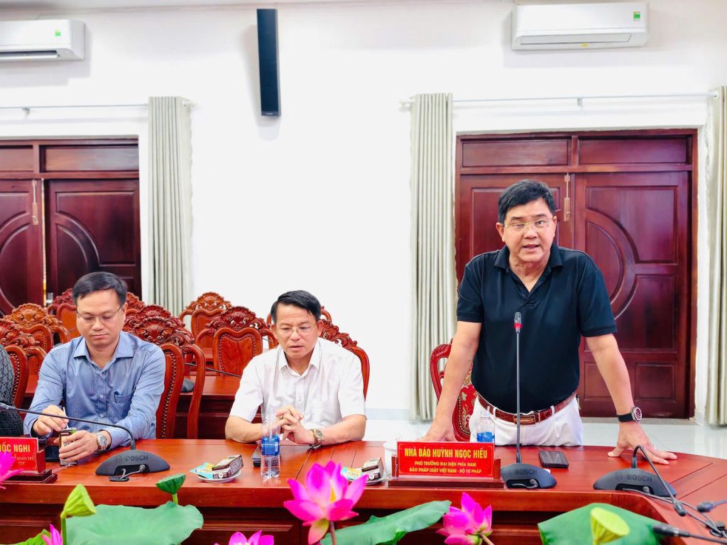 Nhà báo Huỳnh Ngọc Hiếu, Phó Trưởng đại diện Văn phòng đại diện TP HCM và Đông Nam Bộ - Báo Pháp luật Việt Nam phát biểu tại buổi gặp gỡ.