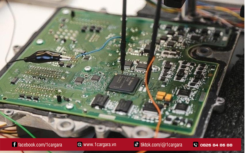 Hộp ECU thường có vỏ kim loại với nhiều giắc cắm điện