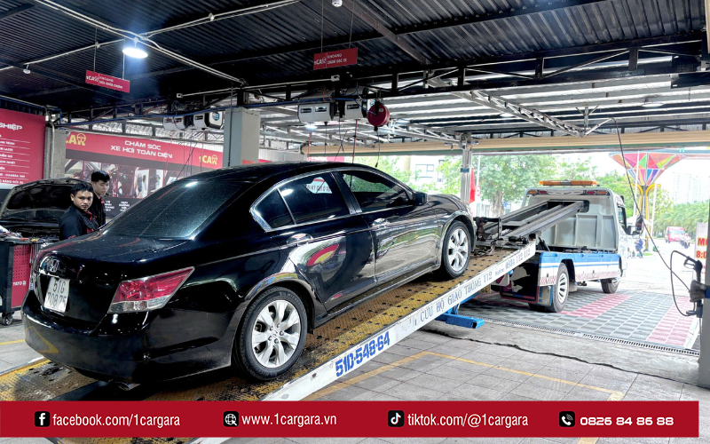 Tắt máy, không đề nổ lại và nhanh chóng rời khỏi xe