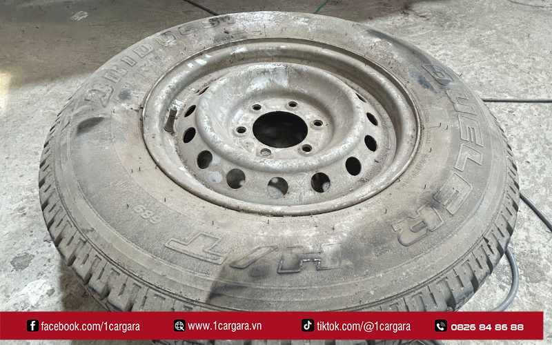 Giá dịch vụ thay đổi theo loại lốp và khoảng cách di chuyển