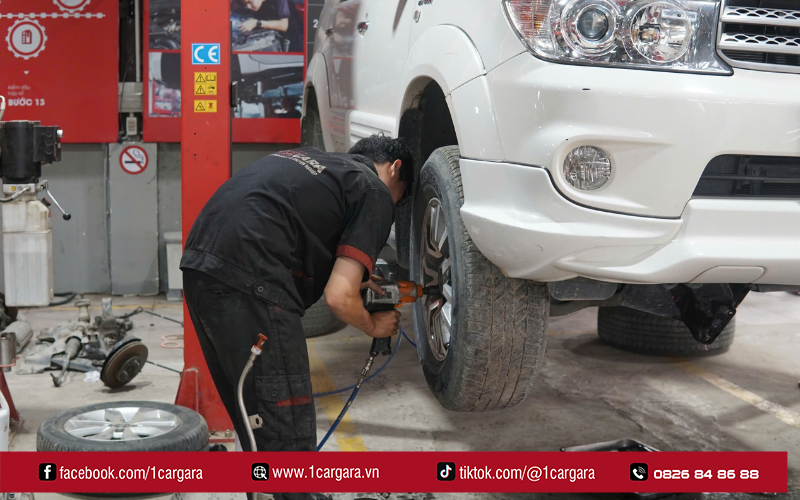 Vá lốp ô tô tận nơi giúp xử lý nhanh sự cố bất ngờ