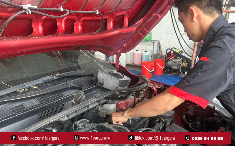 Vệ sinh khoang máy định kỳ giúp bảo vệ động cơ và tăng độ bền cho xe