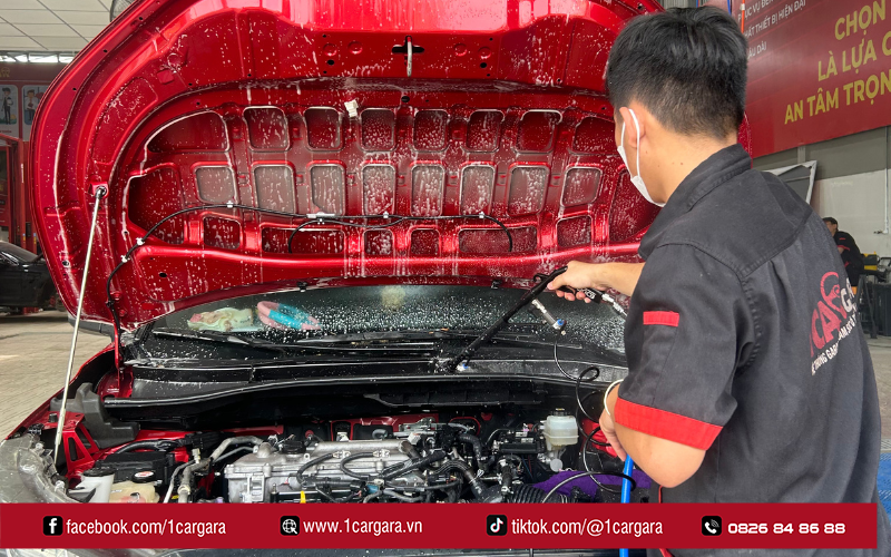 Quy trình chuẩn gồm xịt rửa cặn bẩn, vệ sinh chi tiết và phủ dưỡng khoang máy