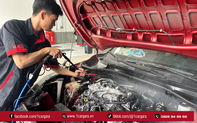 Vệ sinh khoang máy giúp loại bỏ dầu mỡ và bụi bẩn