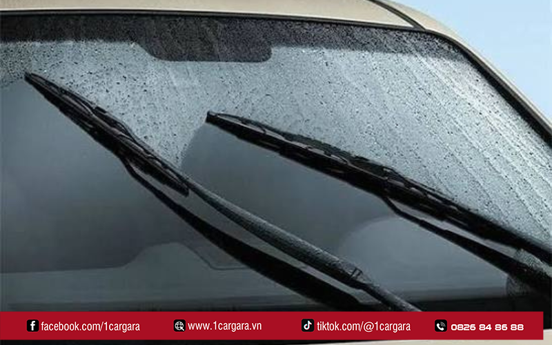 Kỹ thuật viên kiểm tra và lắp gạt mưa phù hợp từng xe