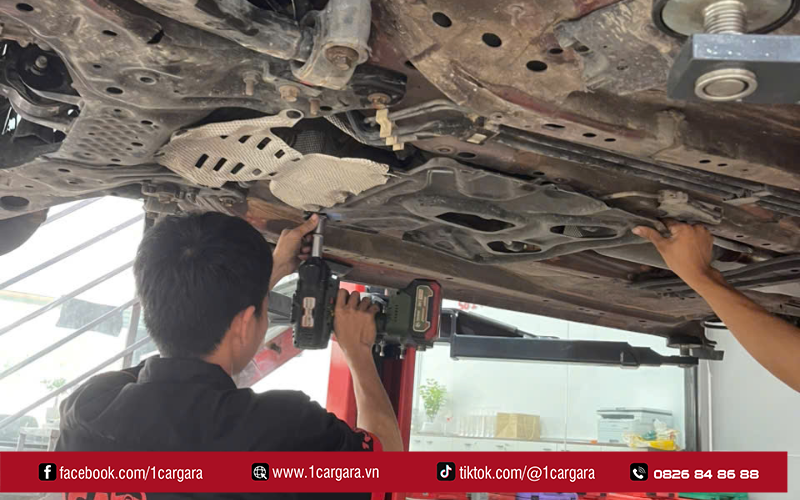 Kỹ thuật viên thi công kỹ lưỡng, giúp bảo vệ gầm xe bền lâu