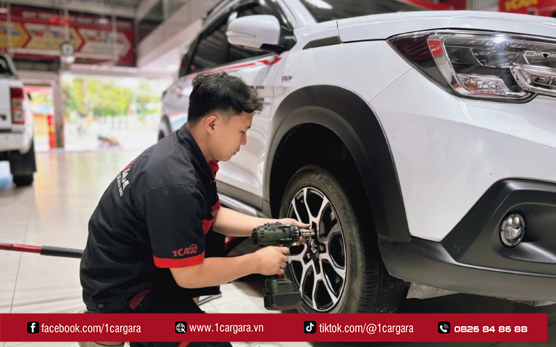 Tài xế cũng nên thay khi lốp quá cũ, xuống cấp nghiêm trọng
