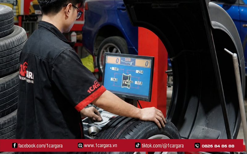 Kỹ thuật viên tư vấn lốp phù hợp, kiểm tra và cân chỉnh kỹ lưỡng