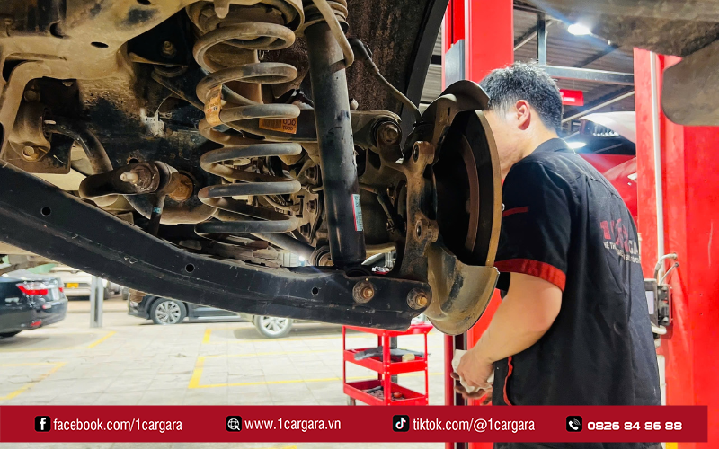 Kỹ thuật viên phát hiện hư hỏng, căn chỉnh giúp xe vận hành ổn định