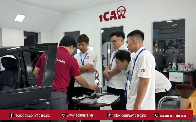 Học viên thực hành vệ sinh nội thất, khoang máy và bảo dưỡng sơn